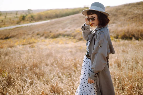 Femme Élégante Marchant Dans Champ Automne Détente Jouissance Solitude Avec — Photo