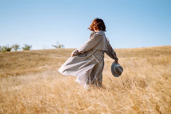 Femme Élégante Marchant Dans Champ Automne Détente Jouissance Solitude Avec — Photo