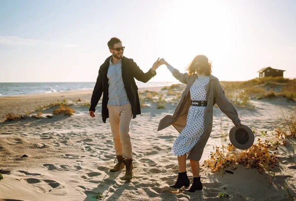 Young Loving Couple Walking Hugging Sea Enjoying Time Together Fashion — Stock Photo, Image