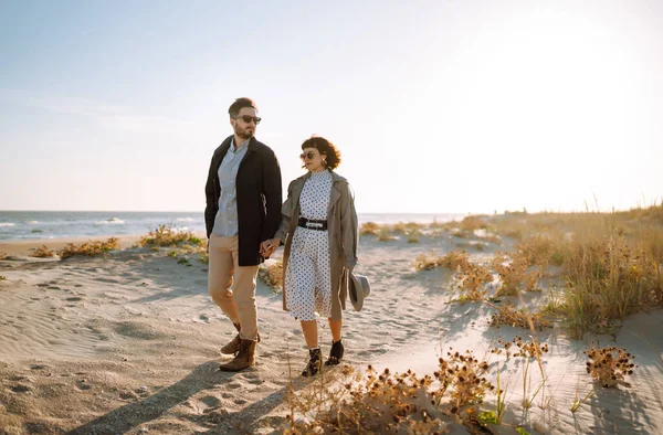 Unga Kärleksfulla Par Som Går Och Kramas Vid Havet Njuter — Stockfoto