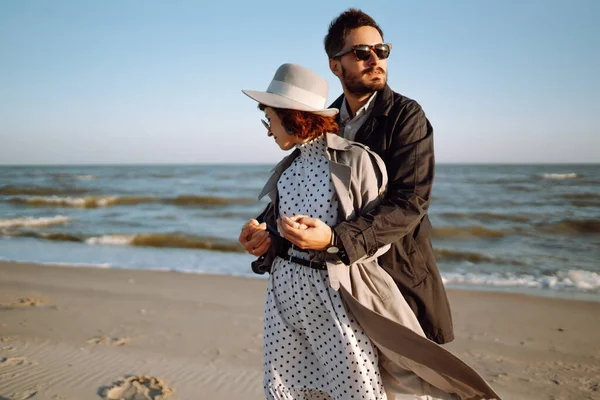 Unga Kärleksfulla Par Som Går Och Kramas Vid Havet Njuter — Stockfoto