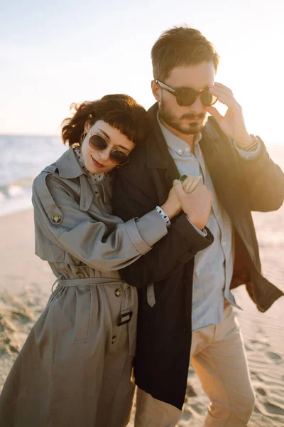 Pareja Joven Cariñosa Caminando Abrazándose Junto Mar Disfrutando Del Tiempo —  Fotos de Stock