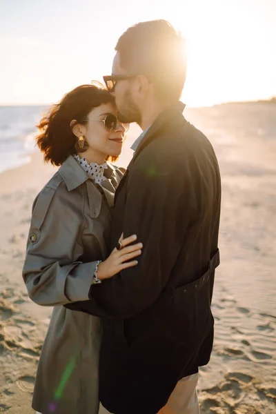 在海边散步拥抱的年轻夫妇 一起享受时光 生活方式和秋天的心情 — 图库照片