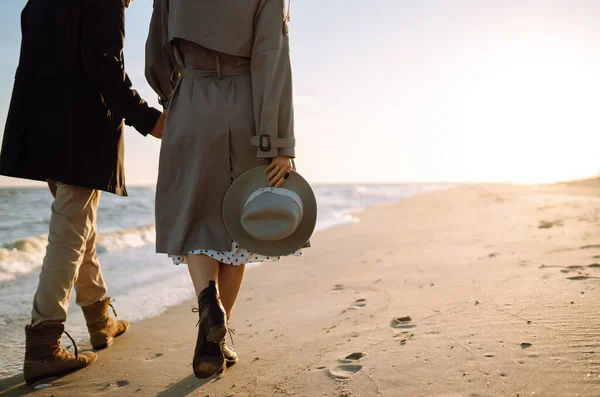 Jovem Casal Amoroso Caminhando Abraçando Junto Mar Aproveitar Tempo Juntos — Fotografia de Stock