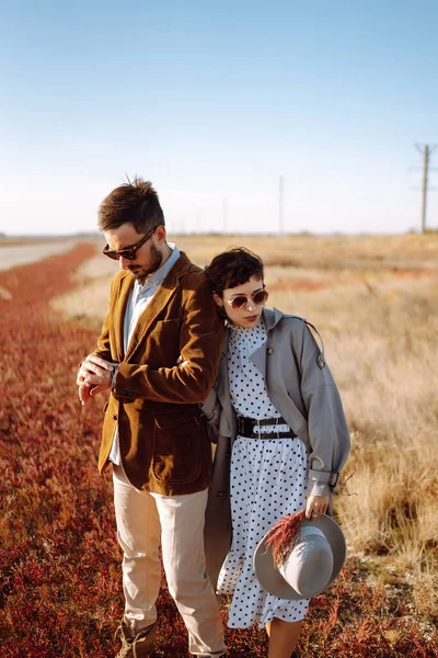 Jonge Liefhebbende Paar Wandelen Knuffelen Herfst Veld Genieten Van Tijd — Stockfoto