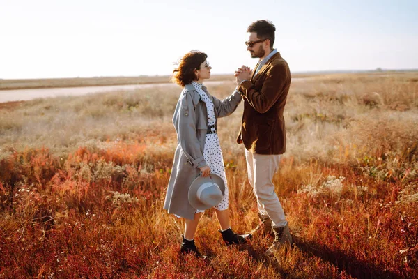 Jonge Liefhebbende Paar Wandelen Knuffelen Herfst Veld Genieten Van Tijd — Stockfoto