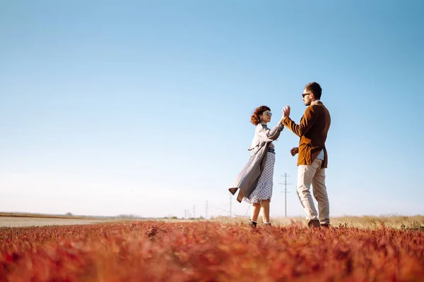 Jeune Couple Amoureux Marchant Câlinant Dans Champ Automne Profiter Temps — Photo