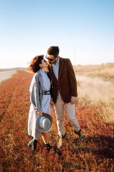 Jonge Liefhebbende Paar Wandelen Knuffelen Herfst Veld Genieten Van Tijd — Stockfoto