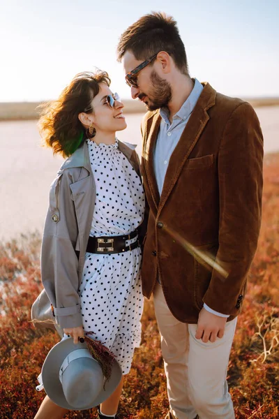 Jeune Couple Amoureux Marchant Câlinant Dans Champ Automne Profiter Temps — Photo