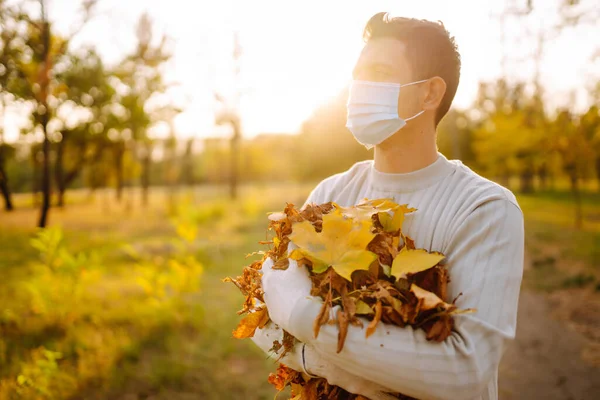 Hombre Con Máscara Médica Protectora Limpia Las Hojas Otoño Parque — Foto de Stock