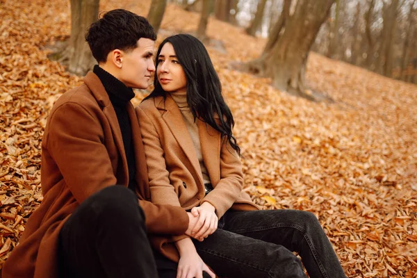 一对恋爱中的年轻夫妇在秋天的一天牵着手穿过一片森林 美丽的一对时髦的夫妇在公园里享受秋天的天气 自由的概念 — 图库照片