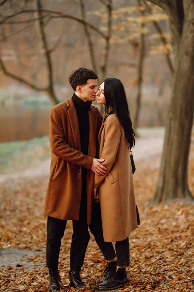 Jong Stel Liefde Hand Hand Wandelen Door Een Bos Een — Stockfoto