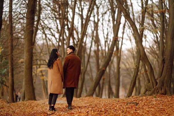 Pareja Joven Enamorada Cogida Mano Caminando Por Bosque Día Otoño —  Fotos de Stock