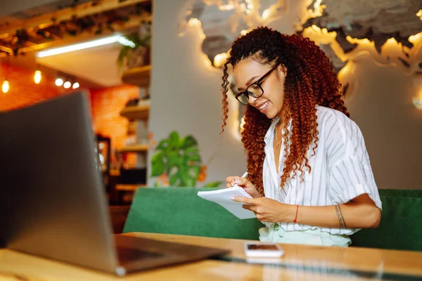 아프리카계 미국인 여성이 온라인으로 일하거나 식당에서 노트북 컴퓨터로 공부하고 있습니다 — 스톡 사진