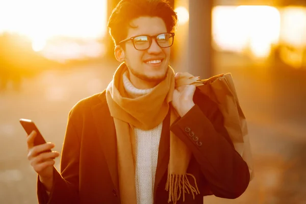 Homem Sorridente Com Sacos Compras Desfrutando Nas Compras Pôr Sol — Fotografia de Stock