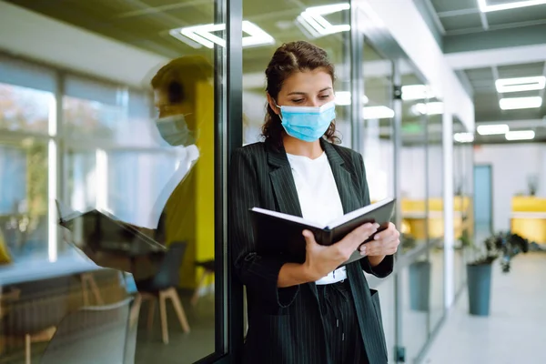 Las Mujeres Negocios Usan Máscaras Para Proteger Cuidar Salud Oficina — Foto de Stock