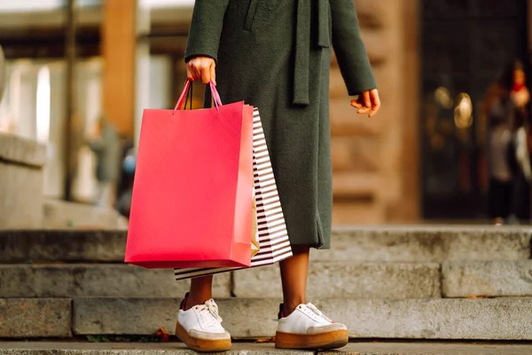 通りに買い物袋を持つスタイリッシュな女性の手 秋の買い物 消費主義 ブラックフライデー ライフスタイルの概念 — ストック写真