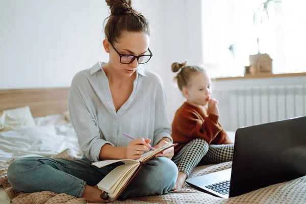 Mãe Feliz Trabalhando Remotamente Laptop Enquanto Cuida Seu Bebê Quarentena — Fotografia de Stock