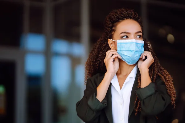 Mulher Negócios Séria Bonita Máscara Médica Protetora Que Está Perto — Fotografia de Stock