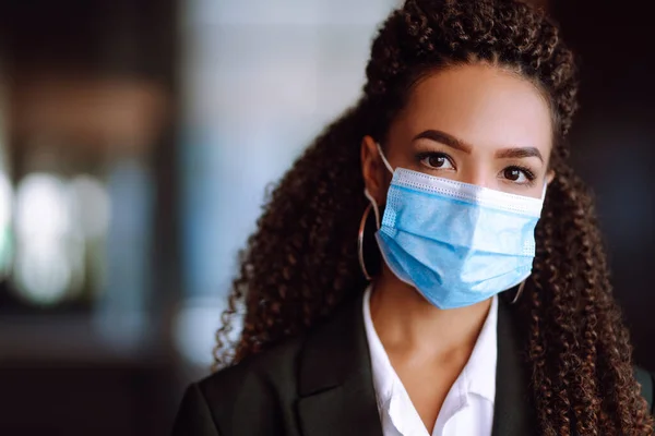 Mulher Negócios Séria Bonita Máscara Médica Protetora Que Está Perto — Fotografia de Stock