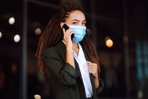 Mulher Negócios Séria Bonita Máscara Médica Protetora Que Está Perto — Fotografia de Stock