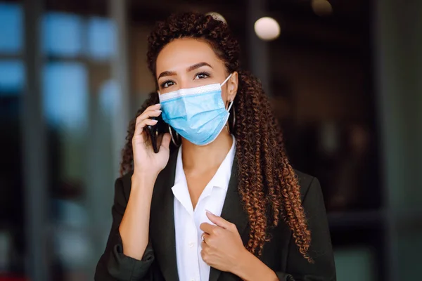 Mulher Negócios Séria Bonita Máscara Médica Protetora Que Está Perto — Fotografia de Stock