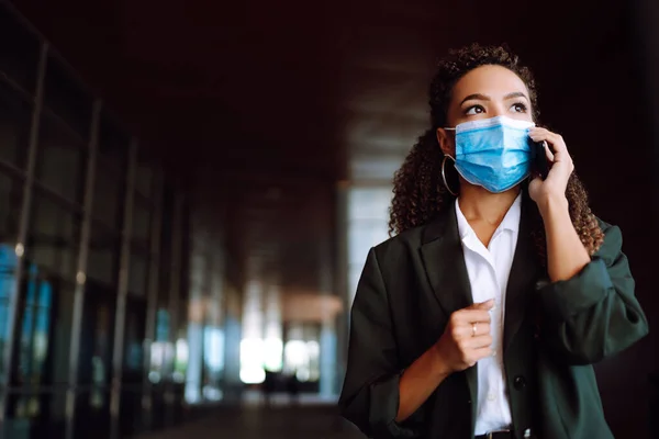 Koruyucu Tıbbi Maskeli Güzel Ciddi Bir Kadını Ofisin Yanında Duruyor — Stok fotoğraf