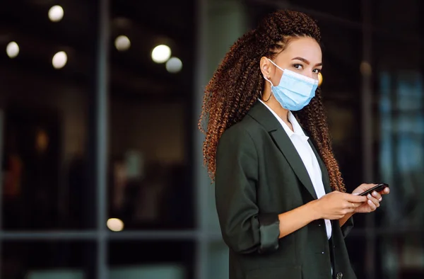 Mulher Negócios Bonita Máscara Protetora Médica Usando Telefone Segurança Durante — Fotografia de Stock
