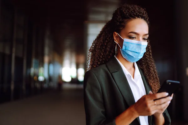 Mulher Negócios Bonita Máscara Protetora Médica Usando Telefone Segurança Durante — Fotografia de Stock