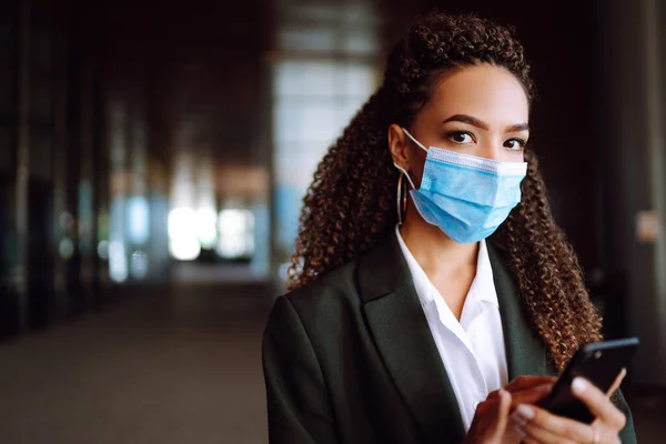 Piękna Bizneswoman Medycznej Masce Ochronnej Korzystająca Telefonu Bezpieczeństwo Podczas Pandemii — Zdjęcie stockowe