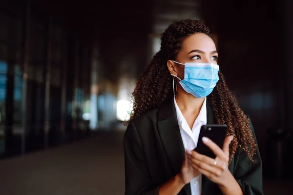 Mulher Negócios Bonita Máscara Protetora Médica Usando Telefone Segurança Durante — Fotografia de Stock