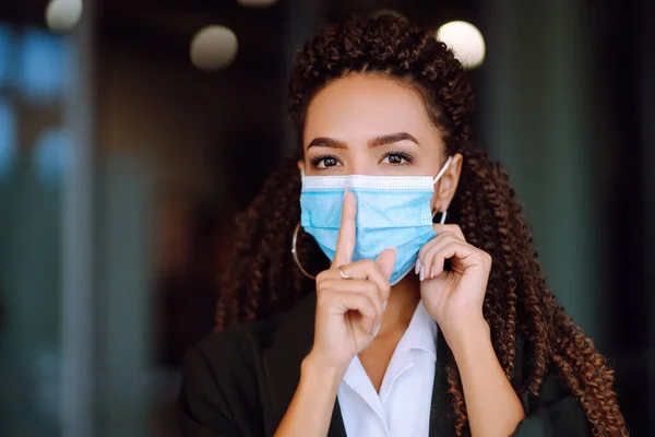 Mulher Negócios Séria Bonita Máscara Médica Protetora Que Está Perto — Fotografia de Stock