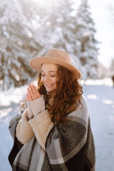 Bella Donna Piedi Tra Gli Alberi Innevati Godendo Prima Neve — Foto Stock