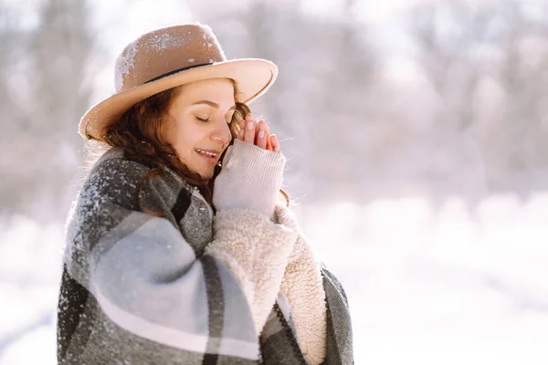 Mulher Bonita Entre Árvores Nevadas Desfrutando Primeira Neve Jovem Mulher — Fotografia de Stock