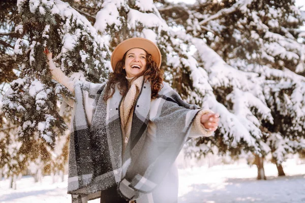 Hermosa Mujer Pie Entre Árboles Nevados Disfrutando Primera Nieve Mujer — Foto de Stock