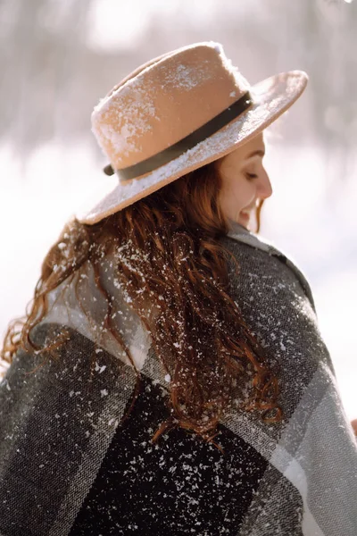 Hermosa Mujer Pie Entre Árboles Nevados Disfrutando Primera Nieve Mujer —  Fotos de Stock