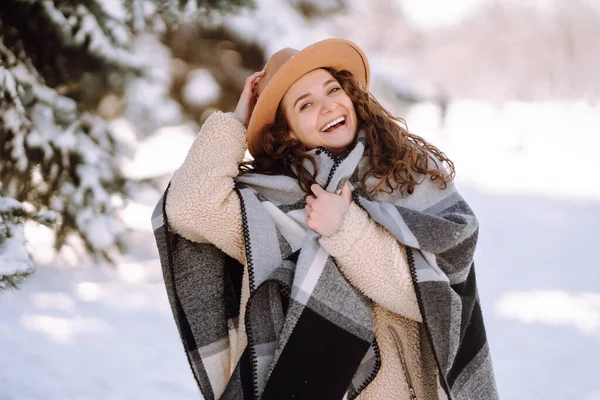 Vacker Kvinna Som Står Bland Snöiga Träd Och Njuter Första — Stockfoto