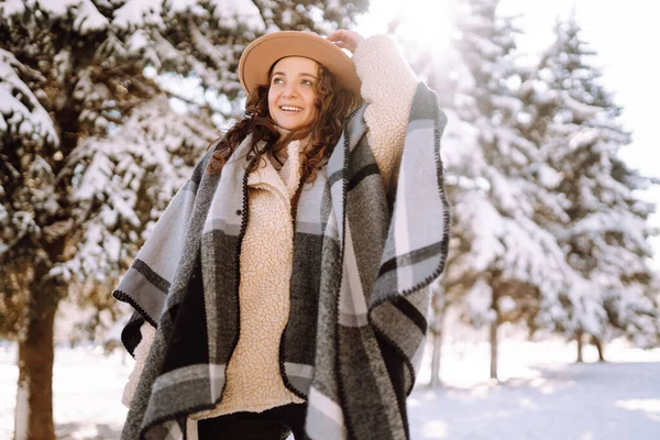 Красива Жінка Стоїть Серед Сніжних Дерев Насолоджується Першим Снігом Молода — стокове фото