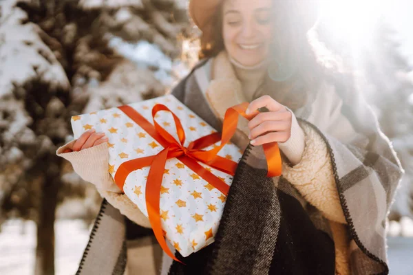 Mujer Bonita Sosteniendo Una Caja Regalo Con Cinta Roja Parque —  Fotos de Stock