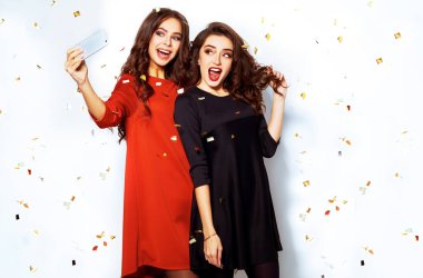 İki güzel kadın selfie çekiyor. Yeni yıl, Noel konsepti. Parti kutlaması. 