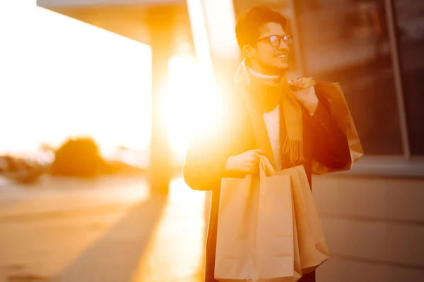 Joven Después Las Compras Otoño Caminando Por Ciudad Consumismo Viernes — Foto de Stock