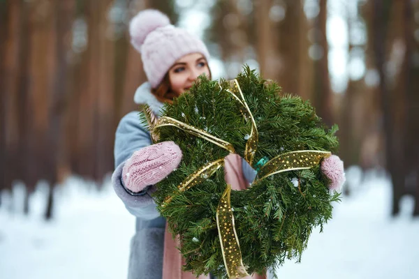 Corona Navidad Verde Tradicional Las Manos Femeninas Mujer Joven Sosteniendo —  Fotos de Stock