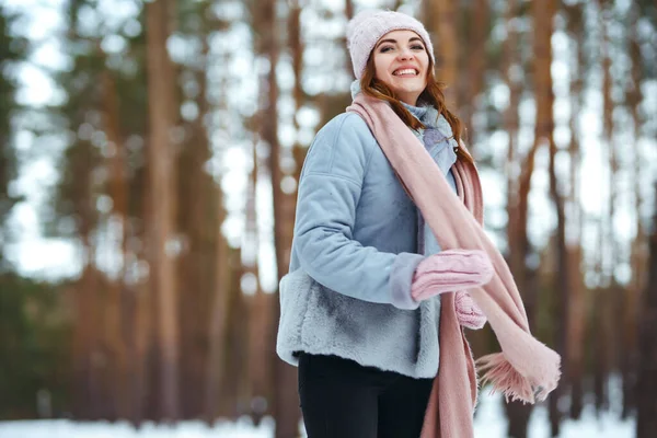 Portrait Jeune Femme Amusant Dans Forêt Femme Souriante Appréciant Les — Photo