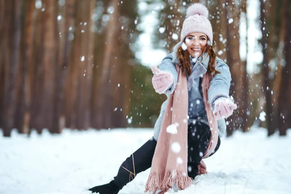 Joven Está Jugando Con Nieve Bosque Mujer Moliendo Disfrutando Los —  Fotos de Stock