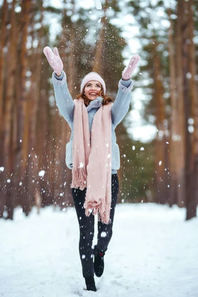 Joven Está Jugando Con Nieve Bosque Mujer Moliendo Disfrutando Los —  Fotos de Stock