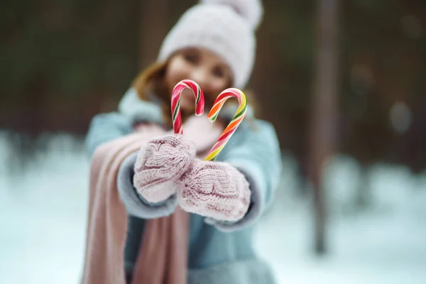 Mujer Tiene Las Manos Bastón Caramelo Navidad Dulce Linda Sorpresa —  Fotos de Stock