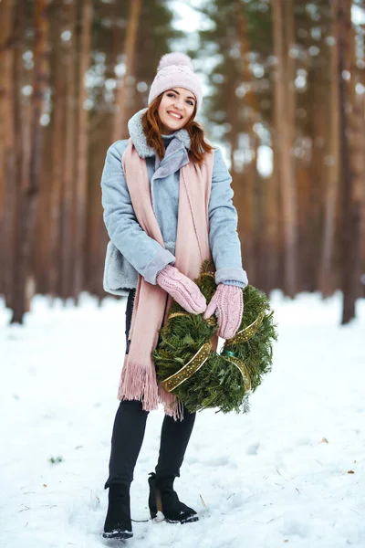 Mujer Joven Sosteniendo Tradicional Corona Navidad Verde Celebración Evento Invierno —  Fotos de Stock