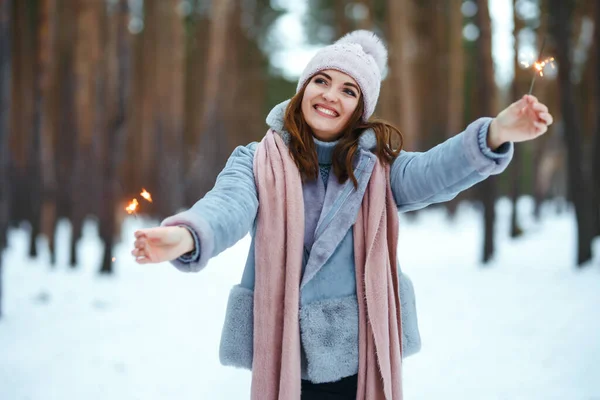 Gyönyörű Csillogókkal Kezében Smilling Élvezi Téli Pillanatokat Karácsony Újév Téli — Stock Fotó