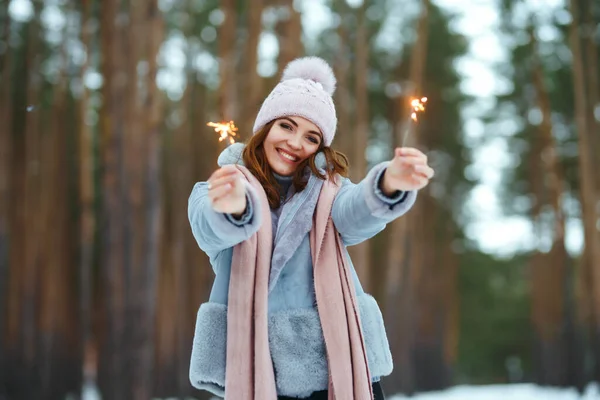手に輝きを持つ美しい女性 冬の瞬間を楽しむ笑顔の女性 クリスマス 冬の暮らし — ストック写真