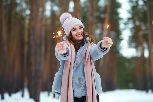 手に輝きを持つ美しい女性 冬の瞬間を楽しむ笑顔の女性 クリスマス 冬の暮らし — ストック写真